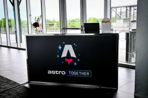 Barra negra de registro con el logo de Astro Together en blanco, azul, y rojo.