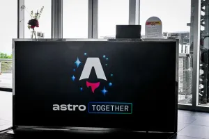 Barra negra de registro con el logo de Astro Together en blanco, azul, y rojo.