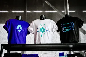 Tres diseños de camisetas de Astro mostrados en maniquíes de torso: el logo de Astro Together, el logo de Starlight, y Houston.