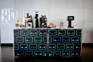 Coffee bar con varias expresiones emoji de Houston impresas por todo el frente.