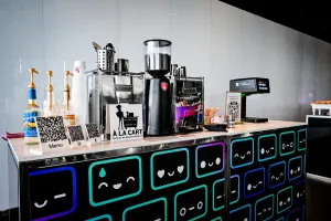 Coffee bar con varias expresiones emoji de Houston impresas por todo el frente.