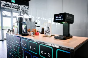 Coffee bar con varias expresiones emoji de Houston impresas por todo el frente.