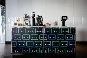 Coffee bar con varias expresiones emoji de Houston impresas por todo el frente.