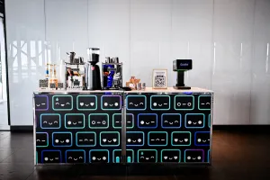 Coffee bar con varias expresiones emoji de Houston impresas por todo el frente.