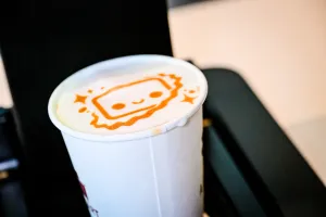 Primer plano de un café impreso con Houston.