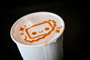 Primer plano de un café impreso con Houston.