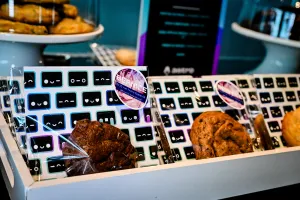 Primer plano de cookies en la barra de cookies gourmet. Las bolsas de cookies son transparentes con insertos con patrones de Houston. Las bolsas tienen la marca de Bernice, una panadería.