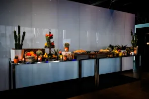 Barra larga de tacos decorada con cactus.