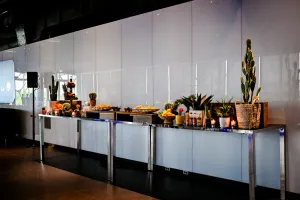 Barra larga de tacos decorada con cactus.