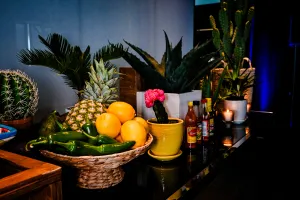 Una selección de decoraciones adornando la barra de tacos: cactus, salsas, y fruta.