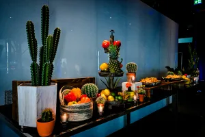 Barra larga de tacos decorada con cactus.