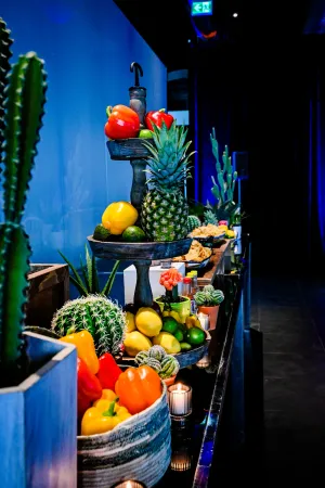 Barra larga de tacos decorada con cactus.