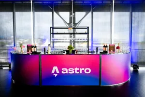 Barra de alcohol vibrante azul y roja con el logo de Astro en blanco.