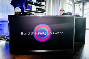 Barra negra con círculos vibrantes multicolor de múltiples anillos con texto, "Build the swag you want"