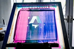 Prensa de impresión de camisetas con el diseño del logo de Astro.