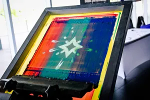 Prensa de impresión de camisetas con el diseño del logo de Starlight.