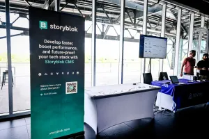 Stands de sponsors para Storyblok y Sentry.