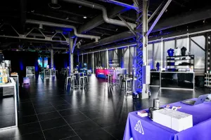 Vista del venue interior vacío antes de que lleguen los invitados.