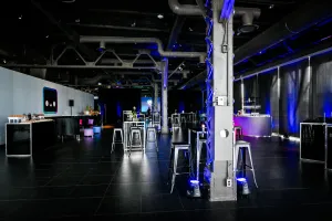 Vista del venue interior vacío antes de que lleguen los invitados.