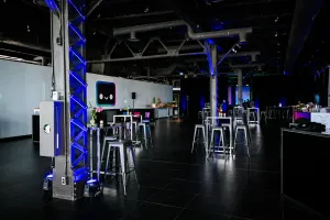 Vista del venue interior vacío antes de que lleguen los invitados.