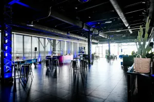 Vista del venue interior vacío antes de que lleguen los invitados.