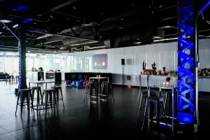 Vista del venue interior vacío antes de que lleguen los invitados.