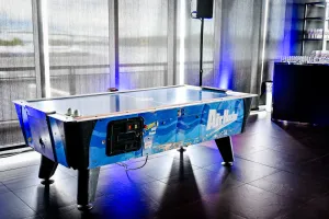 Mesa de air hockey.