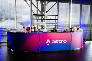 Barra de alcohol vibrante azul y roja con el logo de Astro en blanco.