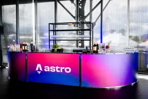 Barra de alcohol vibrante azul y roja con el logo de Astro en blanco.