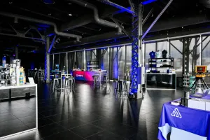 Vista del venue interior vacío antes de que lleguen los invitados.
