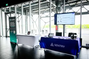 Stands de sponsors para Storyblok y Sentry.