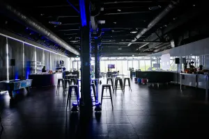 Vista del venue interior vacío antes de que lleguen los invitados.