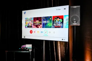Pantalla de TV mostrando juegos de Nintendo Switch: Super Smash Bros, Metroid, y Animal Well.