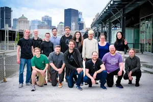 El core team de Astro posa fuera del venue del meetup con el skyline de Montreal detrás de ellos.