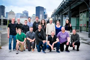 El core team de Astro posa fuera del venue del meetup con el skyline de Montreal detrás de ellos.