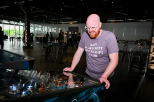 Core member de Astro, Nate jugando a la máquina de pinball.