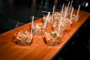 Una tabla de aperitivos de tartar de salmón.