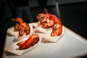 Una bandeja de aperitivos de gambas.