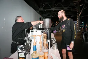 Un invitado haciendo su pedido de café en el coffee bar.