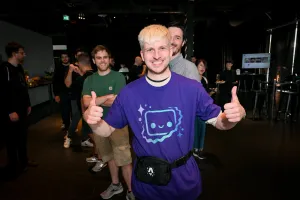 Alex, un maintainer, posa con dos pulgares arriba mientras lleva una camiseta púrpura impresa de Houston.