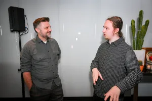 Matthew Phillips, core contributor y framework lead en Astro, hablando con Reuben, otro core contributor.