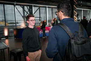 Ben, core contributor, hablando con un invitado.