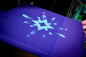 Primer plano de una camiseta morada de Starlight.