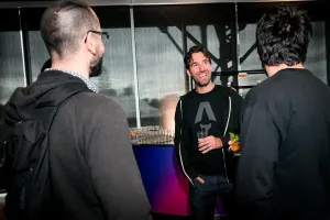Fred, steward del proyecto Astro, riendo con invitados.
