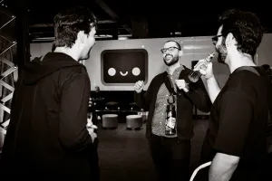 Foto en blanco y negro de Fred, steward del proyecto Astro, riendo con invitados.