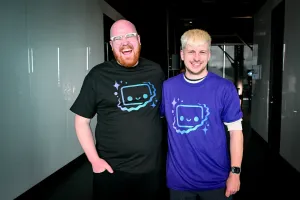 Nate, core contributor, y Alex, maintainer, posando juntos con sus camisetas impresas de Houston. Una en negro y la otra morada.