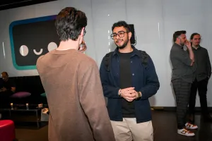 Dos invitados masculinos charlando.