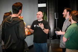 Glauber, de Turso, hablando en un grupo con core contributors y maintainers de Astro.