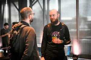 Dos invitados masculinos haciendo networking.