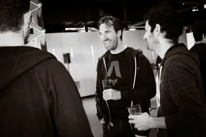 Foto en blanco y negro de Fred, steward de Astro, riendo con invitados.